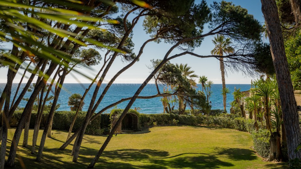 Marbella Golden Mile, Villa de lujo única frente al mar en la Milla de Oro