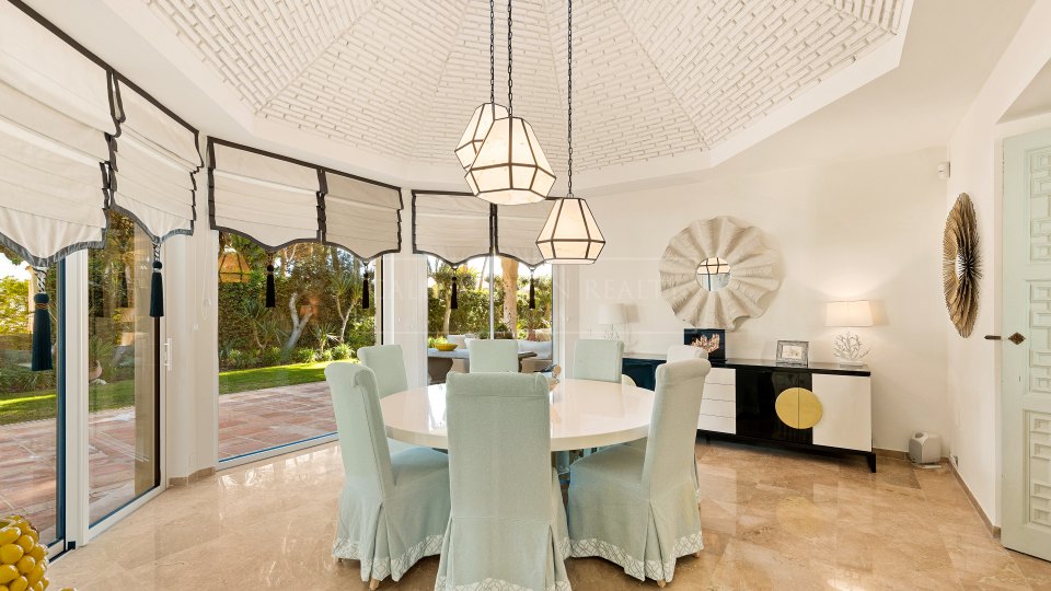 Marbella Golden Mile, Villa de lujo única frente al mar en la Milla de Oro