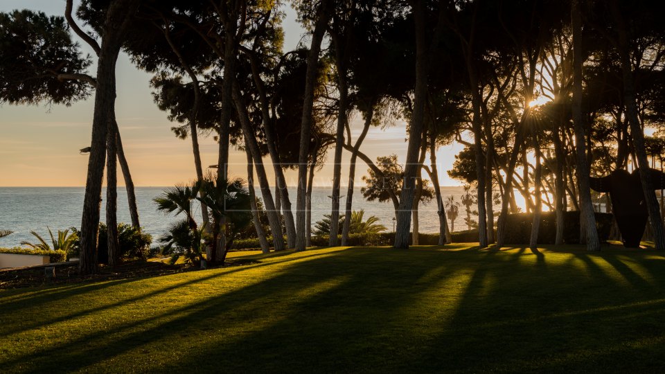 Marbella Golden Mile, Villa de lujo única frente al mar en la Milla de Oro