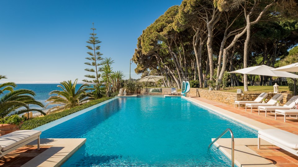 Marbella Golden Mile, Villa de lujo única frente al mar en la Milla de Oro