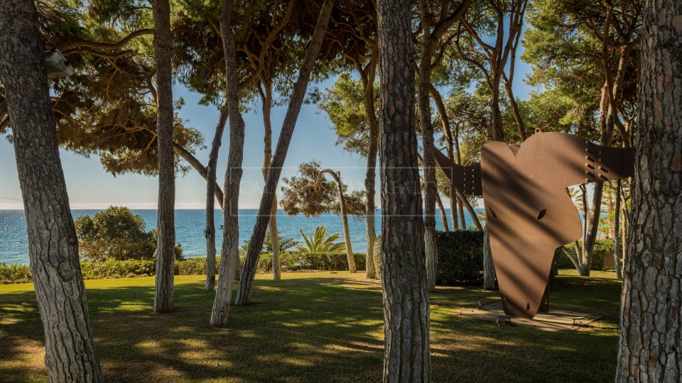 Marbella Golden Mile, Villa de lujo única frente al mar en la Milla de Oro