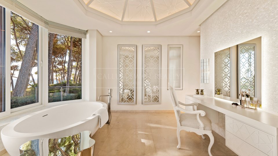 Marbella Golden Mile, Villa de lujo única frente al mar en la Milla de Oro
