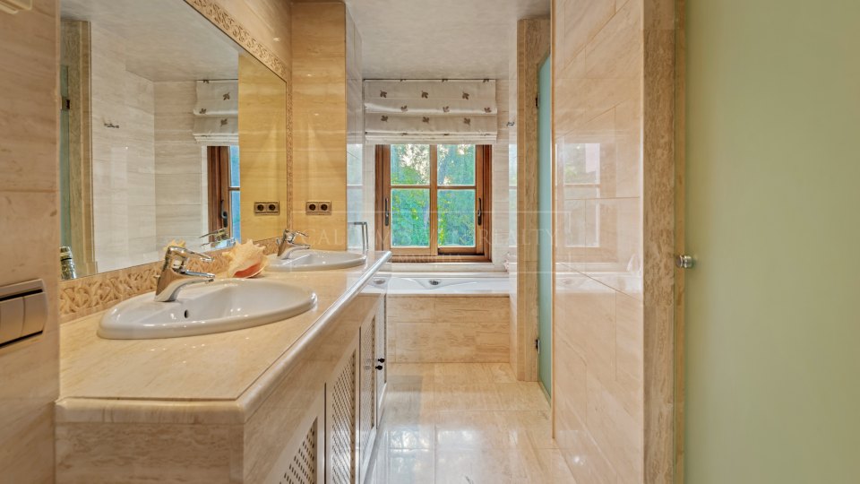 Marbella Golden Mile, Manoir exquis avec vue imprenable à Sierra Blanca, Marbella