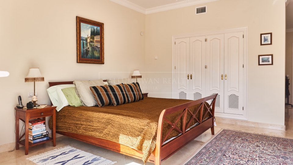 Nueva Andalucia, Elegant Villa in Las Brisas with Classic Andalusian Charm