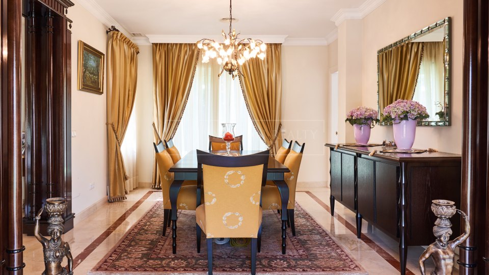 Nueva Andalucia, Elegant Villa in Las Brisas with Classic Andalusian Charm