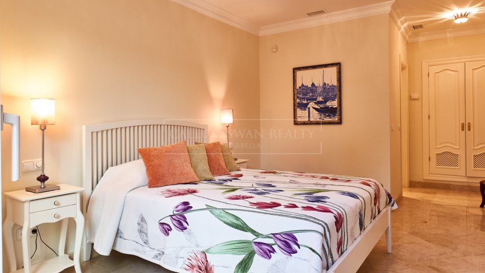Nueva Andalucia, Elegant Villa in Las Brisas with Classic Andalusian Charm