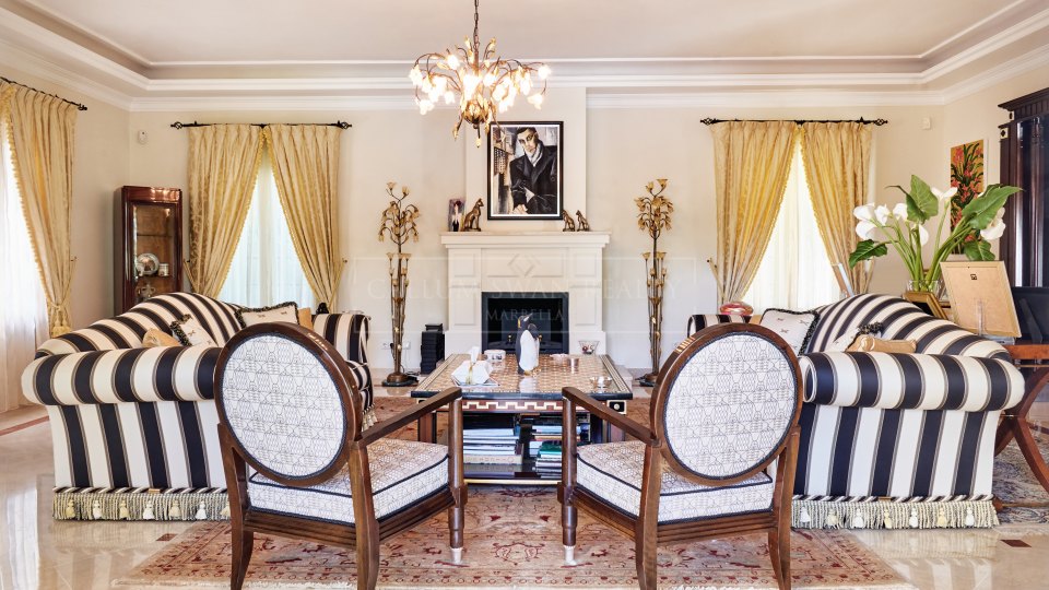 Nueva Andalucia, Elegant Villa in Las Brisas with Classic Andalusian Charm