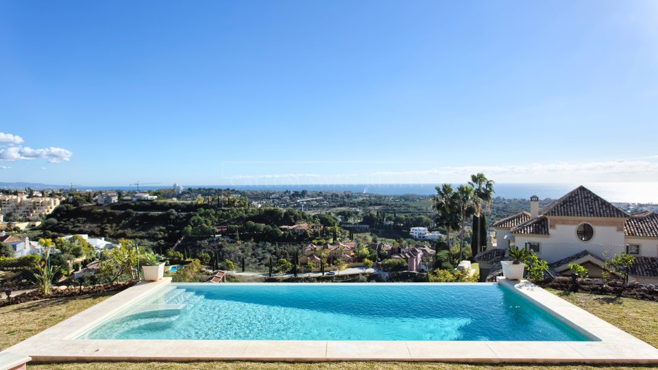 Benahavis, Los Flamingos Golf, villa for sale with stunning sea views
