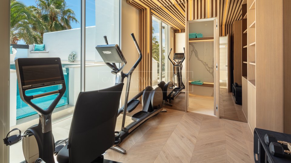 Marbella Golden Mile, Ático dúplex frente al mar en Marina Puente Romano