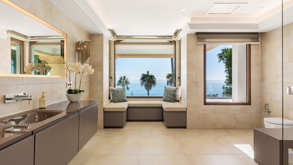 Marbella Golden Mile, Impresionante mansion en primera línea de playa en el Marbella Club