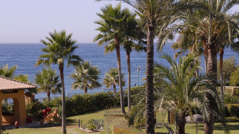 Frontline beach apartment for sale in Los Granados del Mar