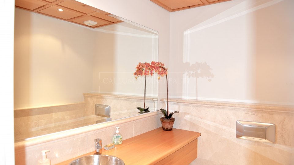 Marbella Golden Mile, Prime position luxury apartment in La Trinidad, Golden Mile