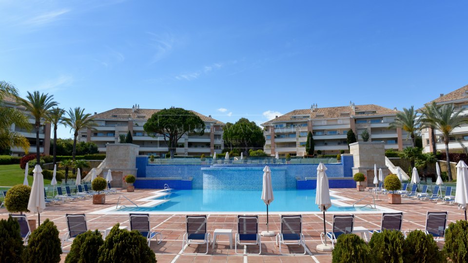 Marbella Golden Mile, Prime position luxury apartment in La Trinidad, Golden Mile