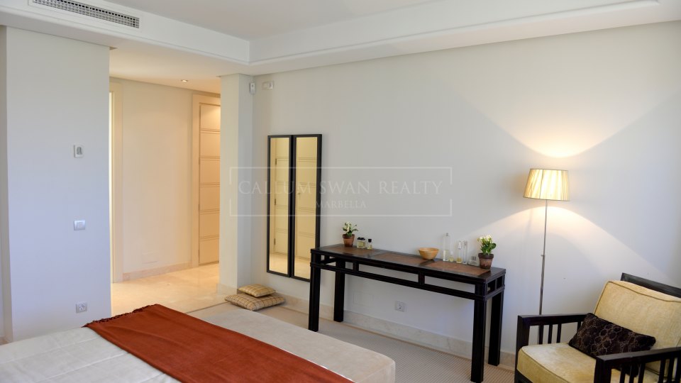 Marbella Golden Mile, Prime position luxury apartment in La Trinidad, Golden Mile