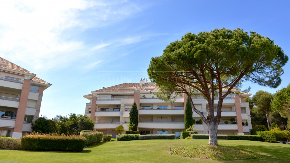 Marbella Golden Mile, Prime position luxury apartment in La Trinidad, Golden Mile