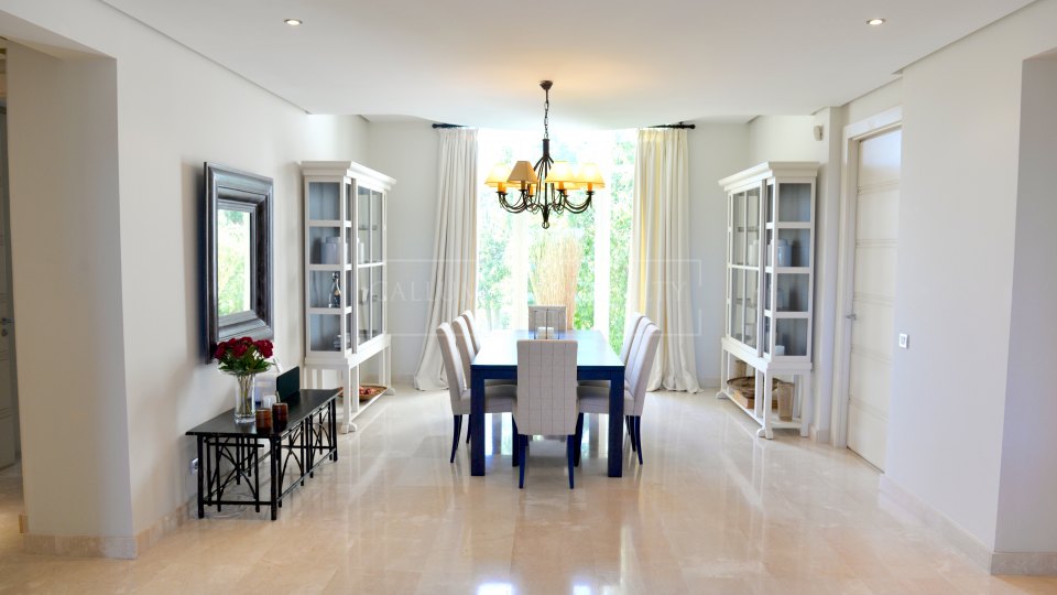 Marbella Golden Mile, Prime position luxury apartment in La Trinidad, Golden Mile