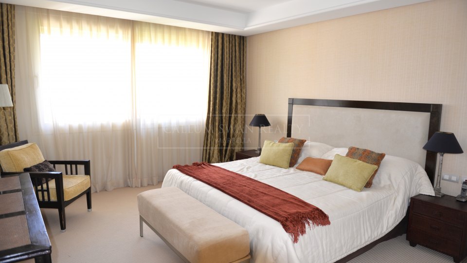 Marbella Golden Mile, Prime position luxury apartment in La Trinidad, Golden Mile