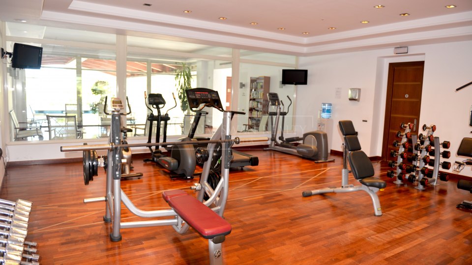 Marbella Golden Mile, Prime position luxury apartment in La Trinidad, Golden Mile