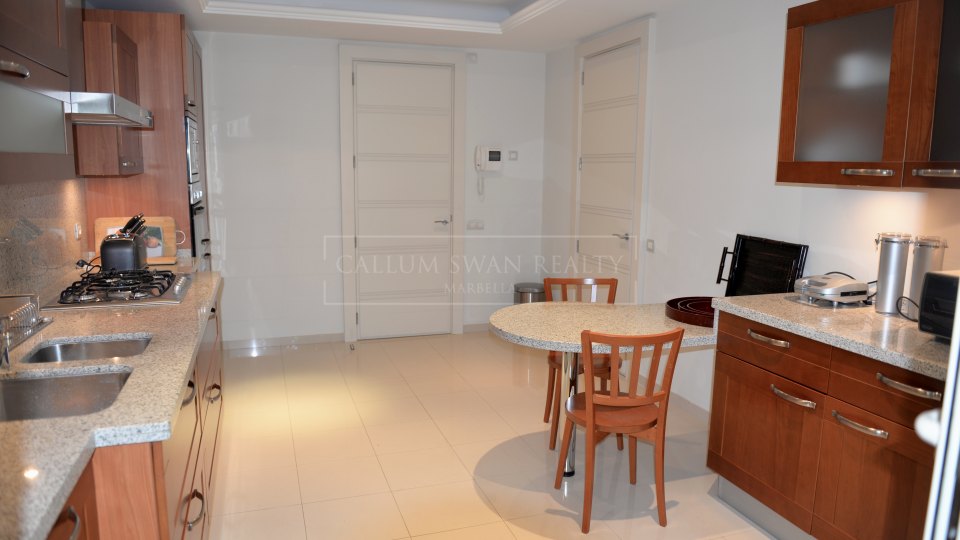 Marbella Golden Mile, Prime position luxury apartment in La Trinidad, Golden Mile
