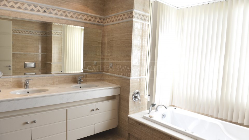 Marbella Golden Mile, Prime position luxury apartment in La Trinidad, Golden Mile