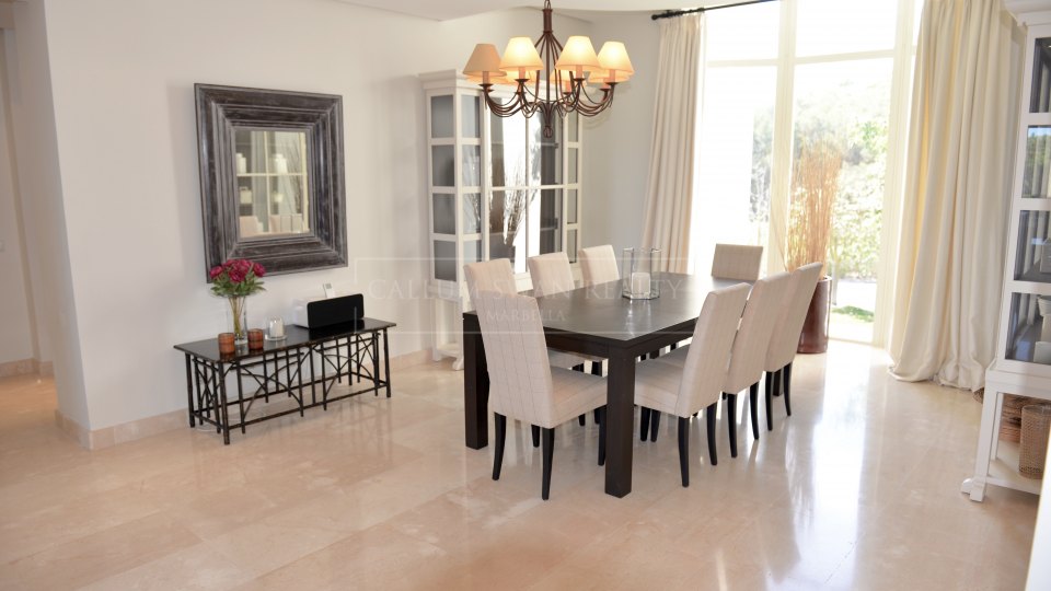 Marbella Golden Mile, Prime position luxury apartment in La Trinidad, Golden Mile