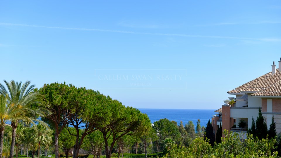 Marbella Golden Mile, Prime position luxury apartment in La Trinidad, Golden Mile