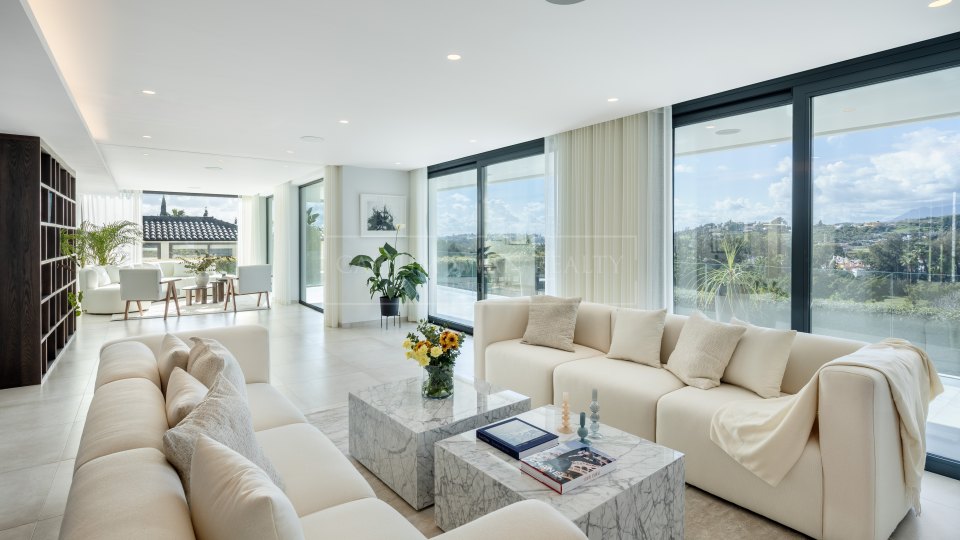 Nueva Andalucia, VIlla contemporanea de lujo en primera linea de golf de Los Naranjos en Nueva Andalucia, Marbella