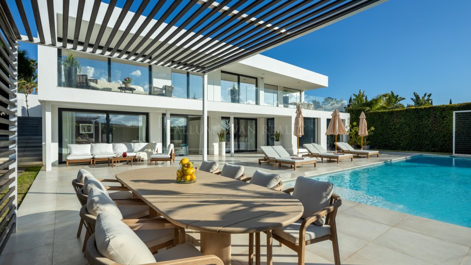 Nueva Andalucia, VIlla contemporanea de lujo en primera linea de golf de Los Naranjos en Nueva Andalucia, Marbella