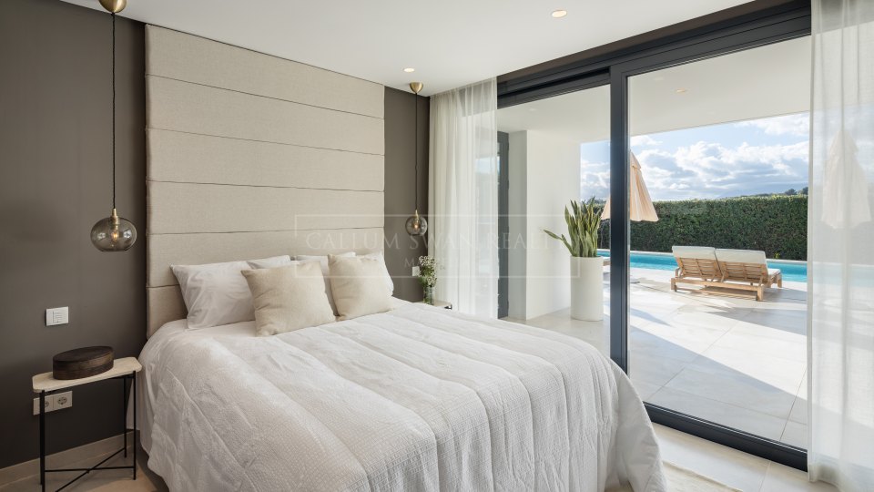 Nueva Andalucia, VIlla contemporanea de lujo en primera linea de golf de Los Naranjos en Nueva Andalucia, Marbella