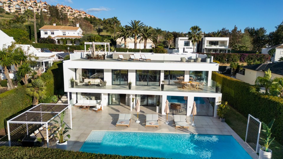 Nueva Andalucia, VIlla contemporanea de lujo en primera linea de golf de Los Naranjos en Nueva Andalucia, Marbella