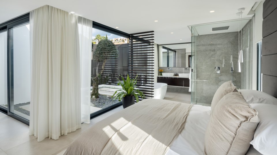 Nueva Andalucia, VIlla contemporanea de lujo en primera linea de golf de Los Naranjos en Nueva Andalucia, Marbella