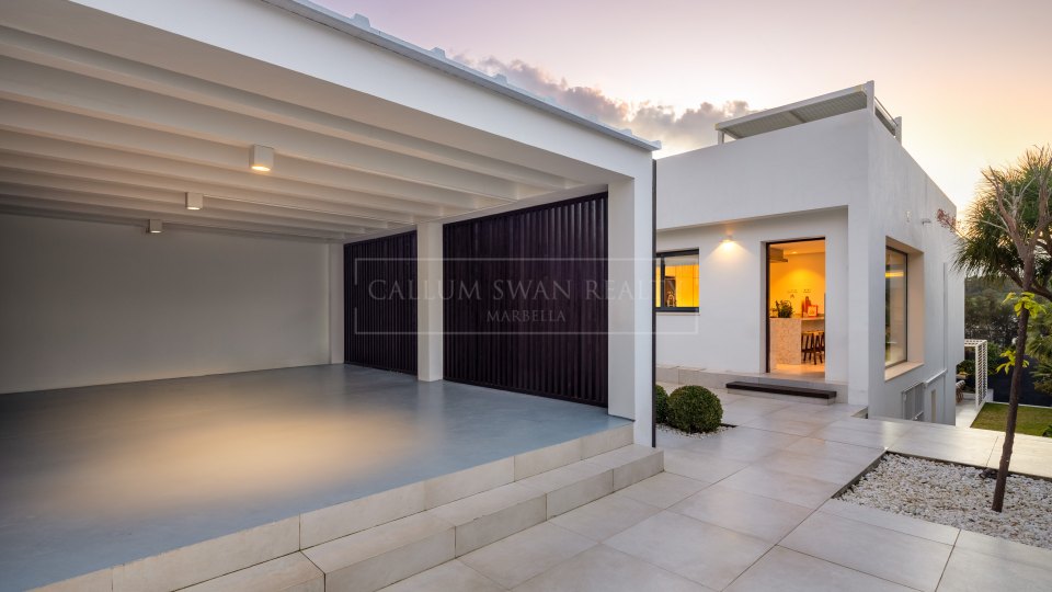 Nueva Andalucia, VIlla contemporanea de lujo en primera linea de golf de Los Naranjos en Nueva Andalucia, Marbella