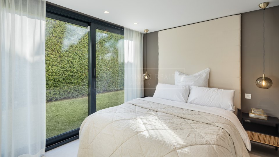 Nueva Andalucia, VIlla contemporanea de lujo en primera linea de golf de Los Naranjos en Nueva Andalucia, Marbella