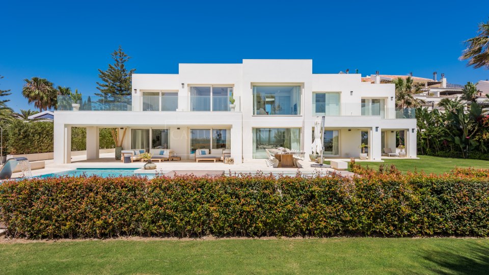 Marbella Golden Mile, Experience beachfront elegance on Marbella’s Golden Mile available for rent