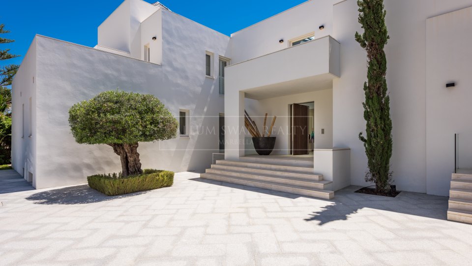 Marbella Golden Mile, Experience beachfront elegance on Marbella’s Golden Mile available for rent