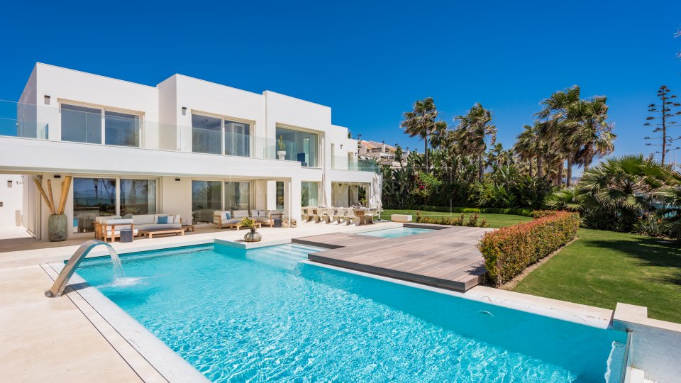 Marbella Golden Mile, Experience beachfront elegance on Marbella’s Golden Mile available for rent
