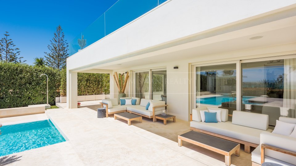 Marbella Golden Mile, Experience beachfront elegance on Marbella’s Golden Mile available for rent
