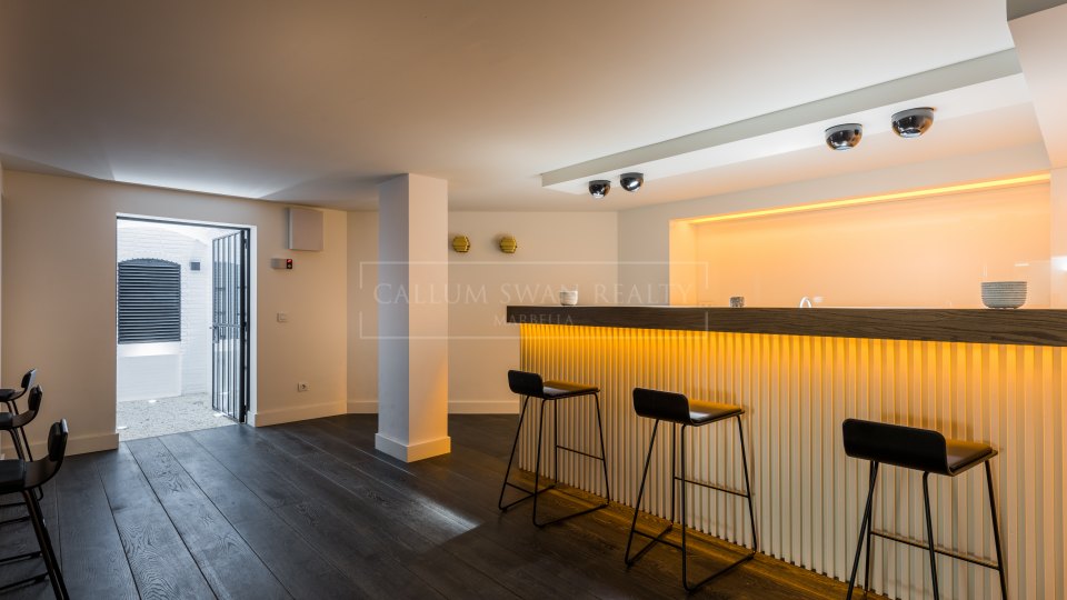 Marbella Golden Mile, Experience beachfront elegance on Marbella’s Golden Mile available for rent