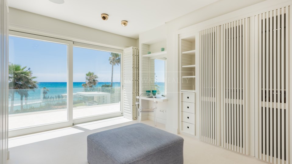 Marbella Golden Mile, Experience beachfront elegance on Marbella’s Golden Mile available for rent