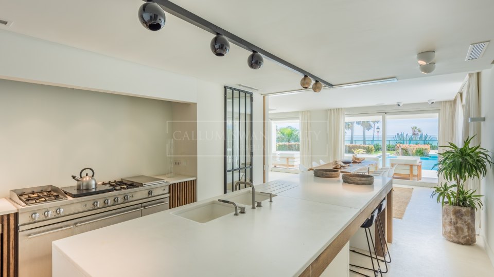 Marbella Golden Mile, Experience beachfront elegance on Marbella’s Golden Mile available for rent