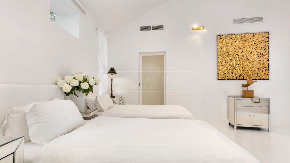 Marbella Este, Villa de lujo a la orilla del mar en Los Monteros playa, al este de Marbella