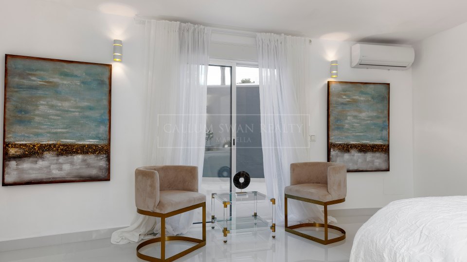 Marbella Este, Villa de lujo a la orilla del mar en Los Monteros playa, al este de Marbella