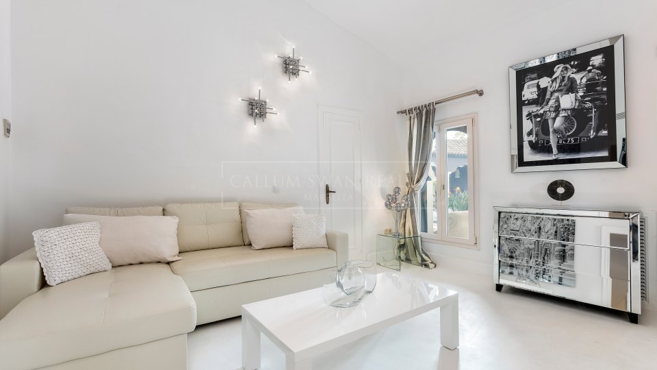 Marbella Este, Villa de lujo a la orilla del mar en Los Monteros playa, al este de Marbella