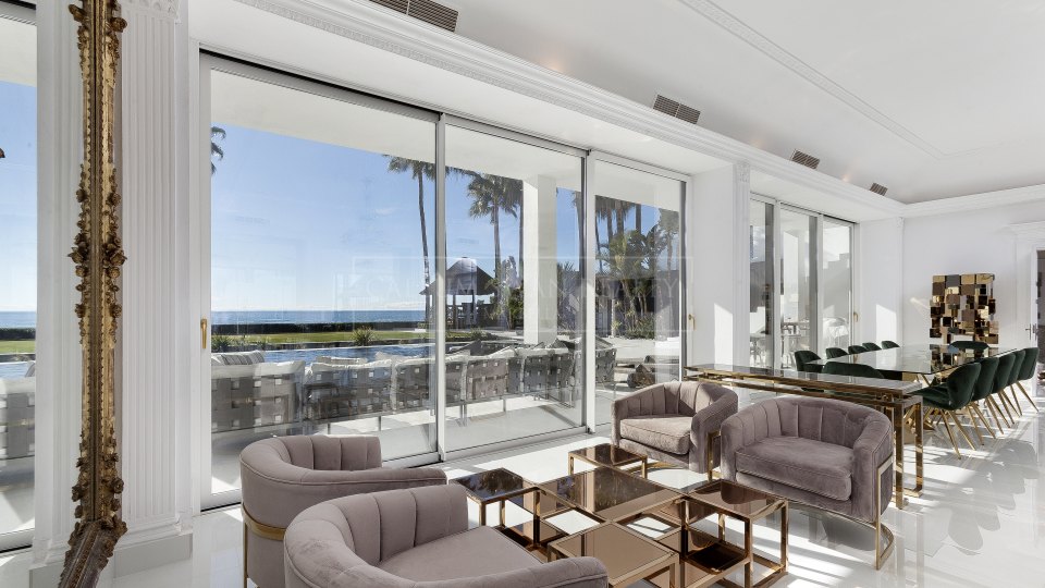 Marbella Este, Villa de lujo a la orilla del mar en Los Monteros playa, al este de Marbella