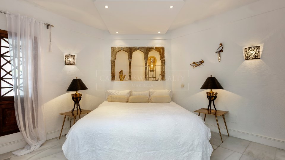 Marbella Este, Villa de lujo a la orilla del mar en Los Monteros playa, al este de Marbella