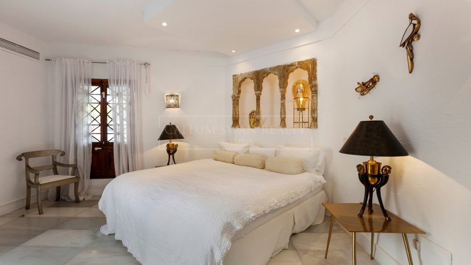 Marbella Este, Villa de lujo a la orilla del mar en Los Monteros playa, al este de Marbella