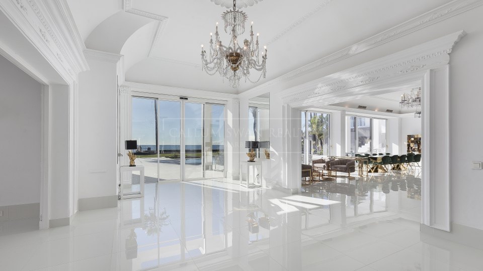 Marbella Este, Villa de lujo a la orilla del mar en Los Monteros playa, al este de Marbella