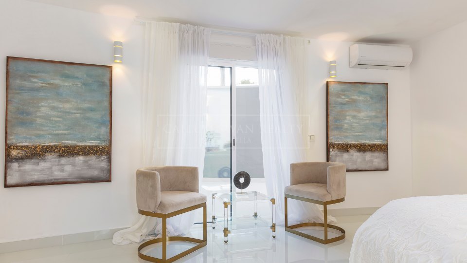 Marbella Este, Villa de lujo a la orilla del mar en Los Monteros playa, al este de Marbella