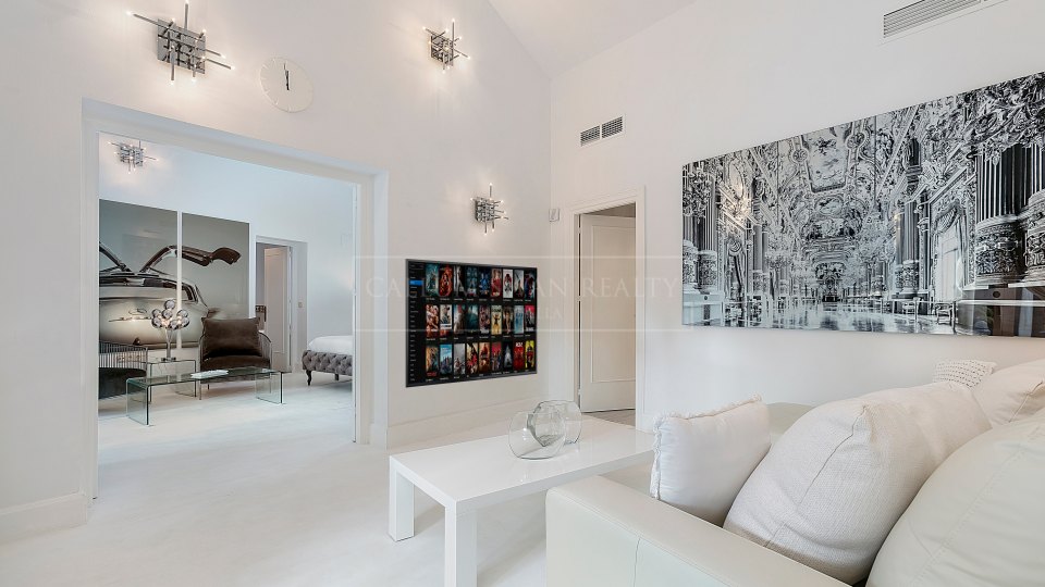 Marbella Este, Villa de lujo a la orilla del mar en Los Monteros playa, al este de Marbella