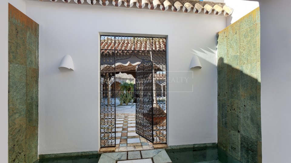 Marbella Este, Villa de lujo a la orilla del mar en Los Monteros playa, al este de Marbella